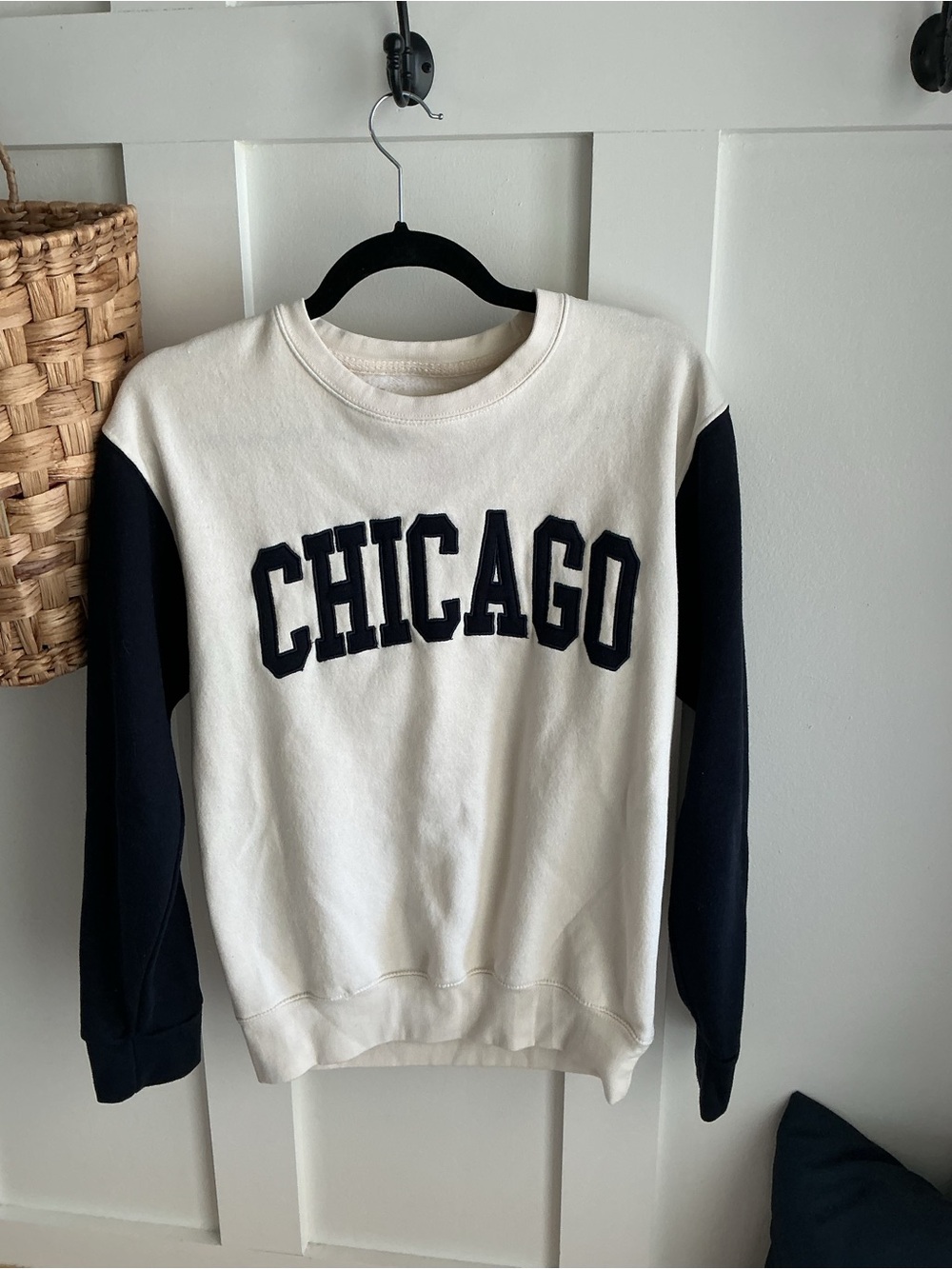 Chicago Appliqué Crewneck Sweatshirt - White & Navy